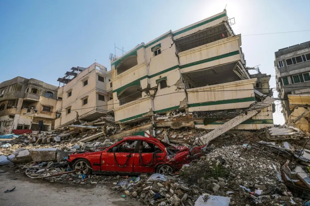 Edificios destruidos y un vehículo en el oeste de la ciudad de Gaza. Foto: EFE