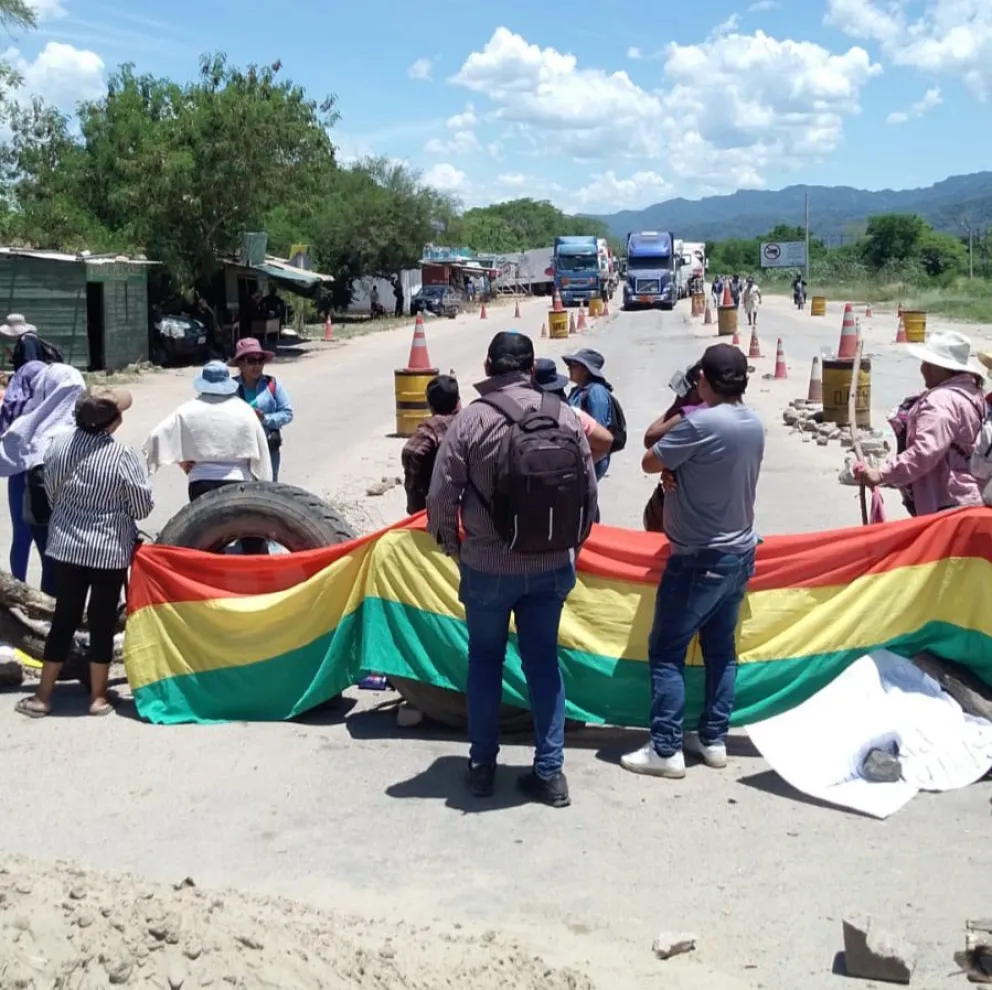 Uno de los puntos de bloqueo en Yacuiba, en el departamento de Tarija. Foto: Panorama Informativo Yacuiba.