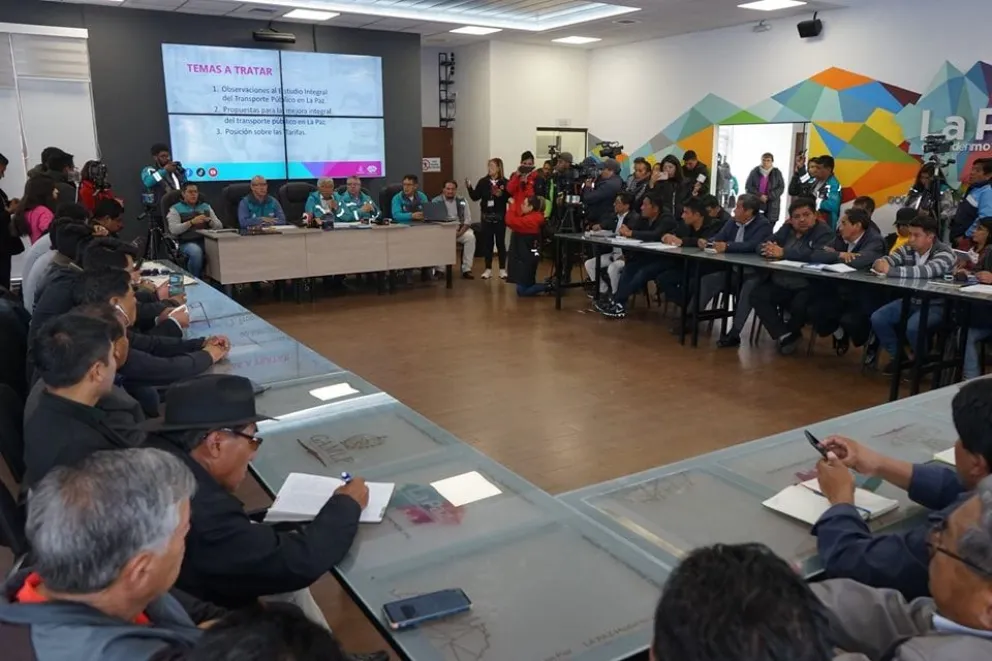 El diálogo se lleva adelante desde la mañana de hoy, y es transmitido por redes sociales. Foto: Punto Aparte (Facebook)