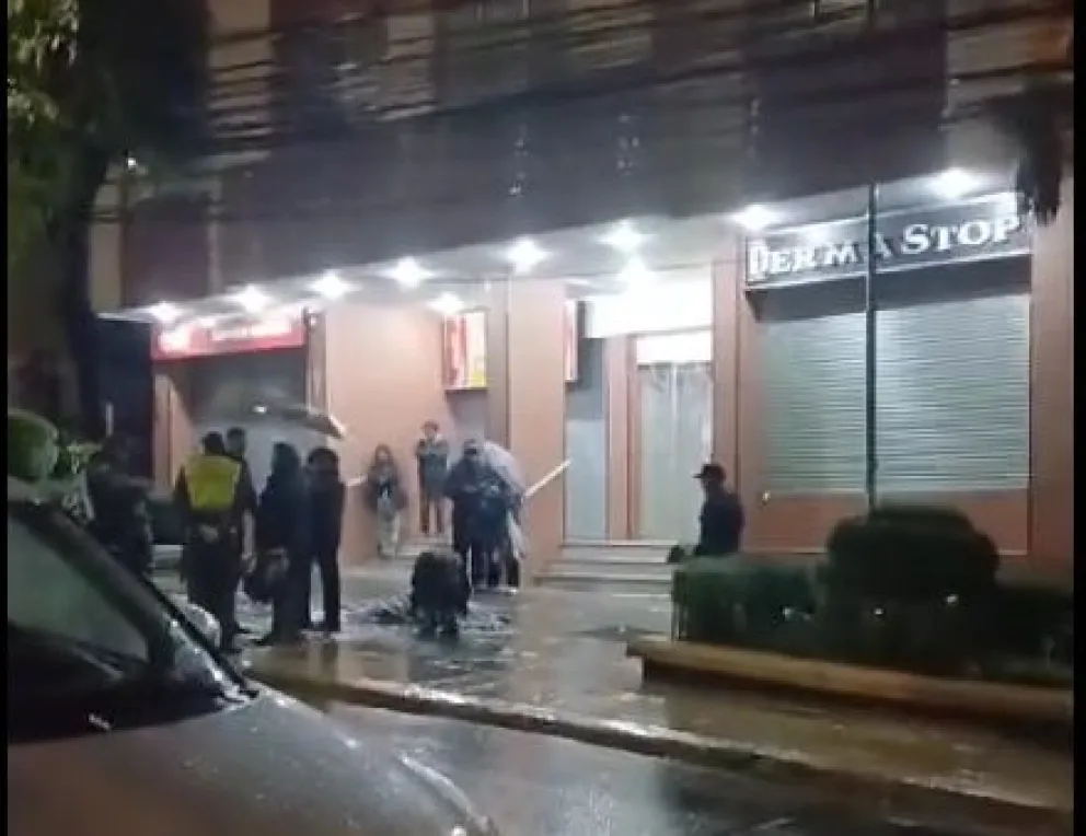 Policías y testigos al rededor del cuerpo de la víctima, luego de que esta cayó del cuarto piso de un edificio. Foto: RRSS