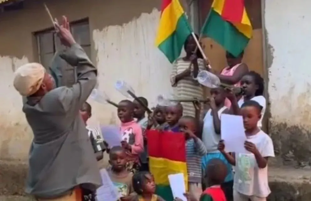Los niños de la fundación "Nansana Kids" de Uganda durante su homenaje a Bolivia por sus 199 años de independencia. Foto: Captura
