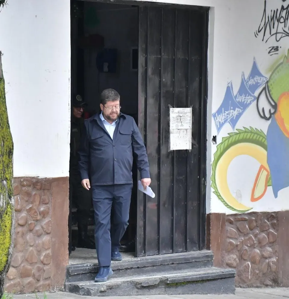 El político Samuel Doria Medina al salir del penal de Miraflores. Foto: APG.