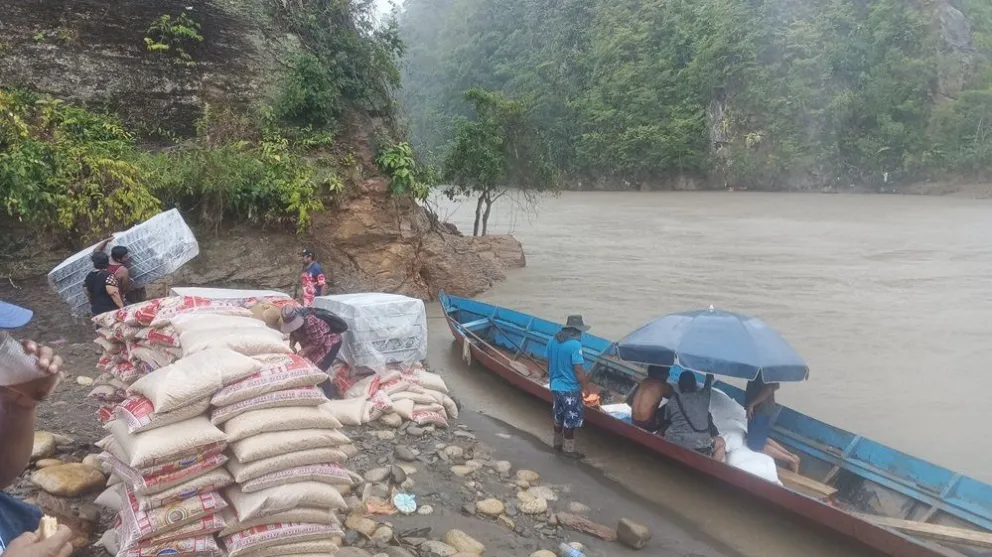 Los víveres que son transbordados en barcazas de debido que la caída de los puentes en Tipuani, que arrastró a dos mineros. Foto: Somos Tipuaneños.