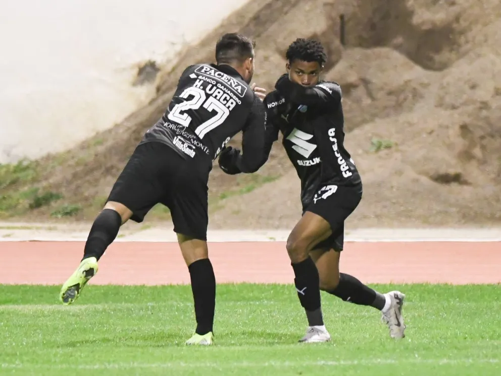 Dorny Romero celebra con Ramiro Vaca su primer gol con la casaca académica. Foto: Agencia Marka Registrada