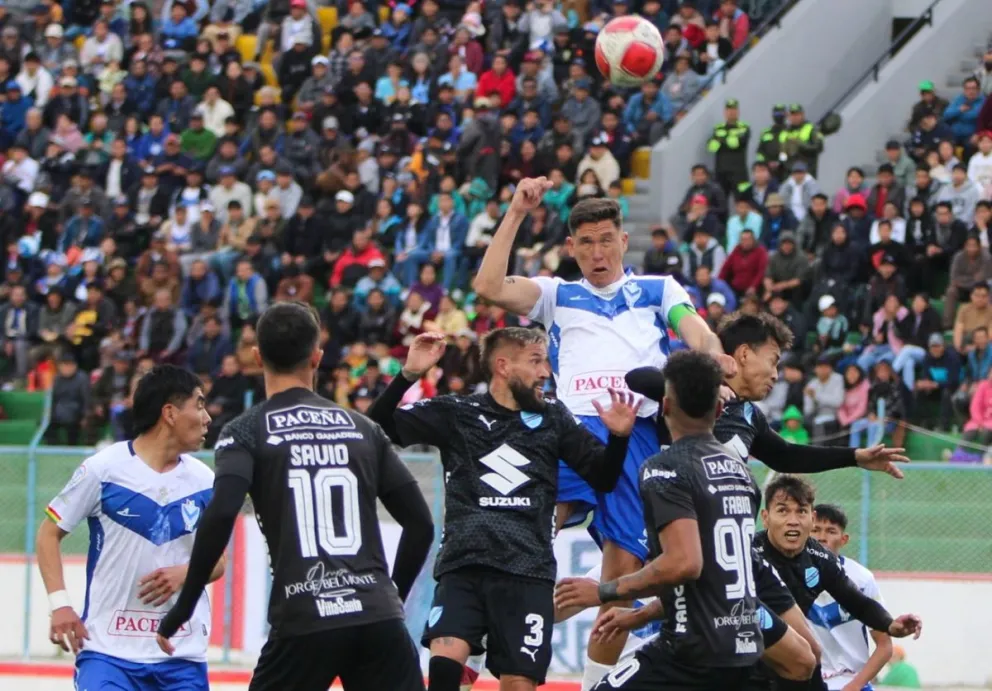 Torrén, al medio, intenta ganar en el juego aéreo. Foto: APG
