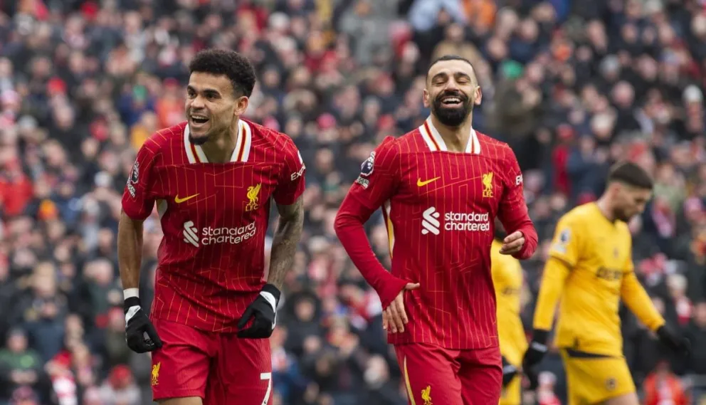 Luis Díaz (izq.), autor del primer gol del Liverpool, festeja con Salah. Foto: EFE