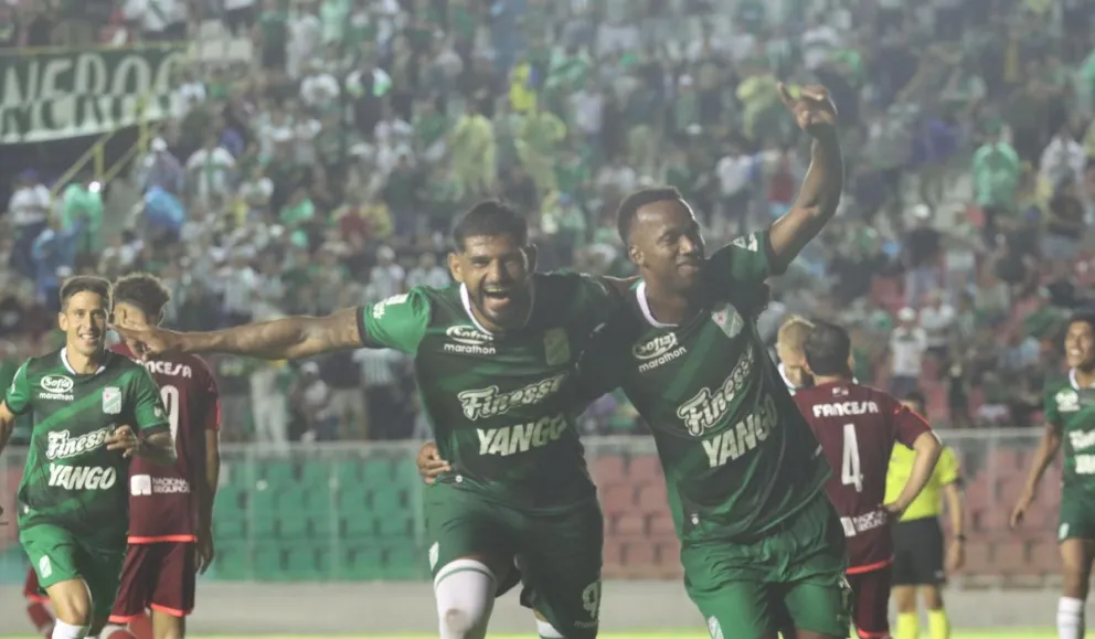 Wálter CHalá (der:) festeJa su gol para el triunfo de Oriente. Foto: Agencia Marka Registrada.