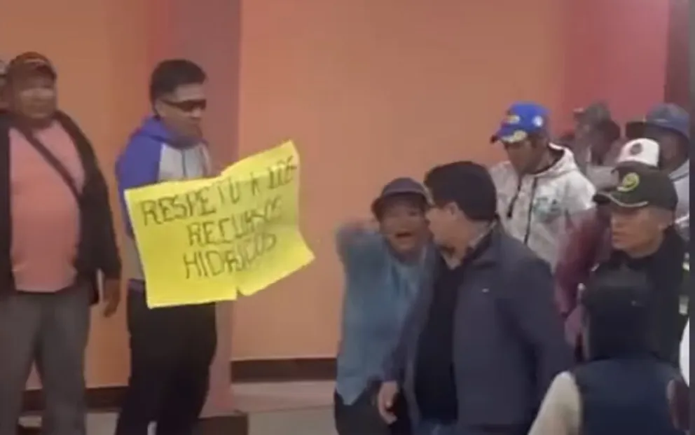 Momento en que el ministro de Educación es expulsado del ampliado en Nor  Lípez 