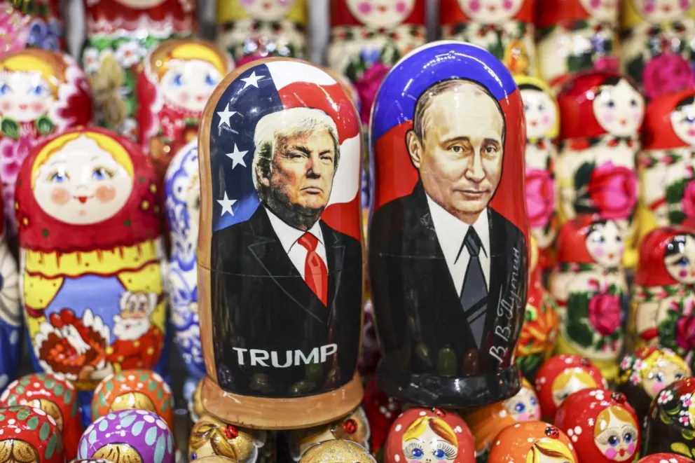 Representación en muñecas Matriosca de los presidentes de Rusia y EEUU, Putin y Trump. Foto: EFE 