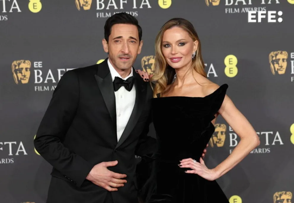 Adrien Brody y su pareja, Georgina Chapman, en la alfombra roja de los BAFTA. Foto: EFE