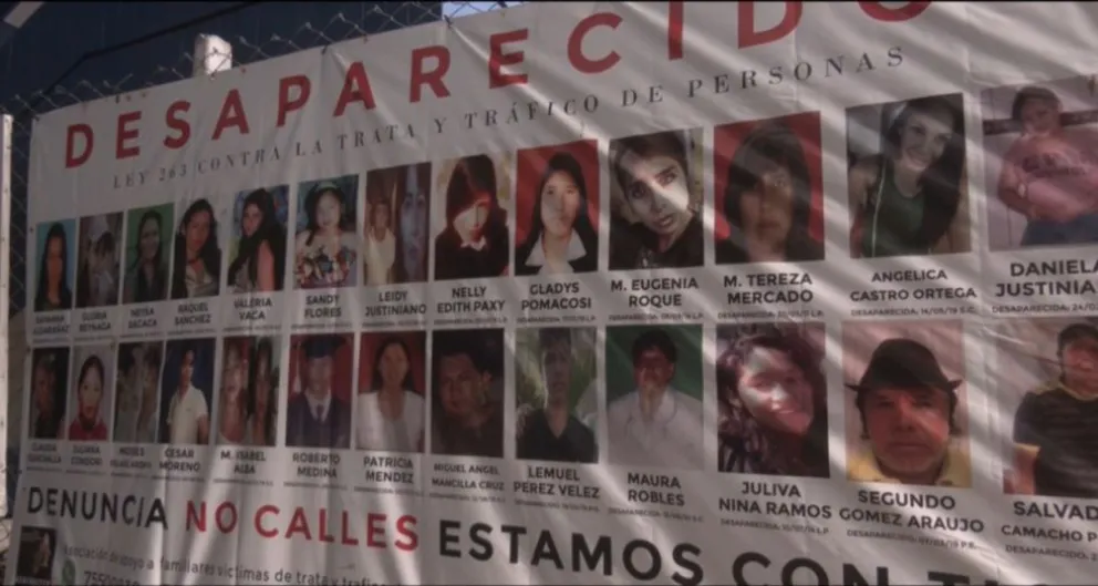 Un mural con parte de las personas desaparecidas. Foto: El País