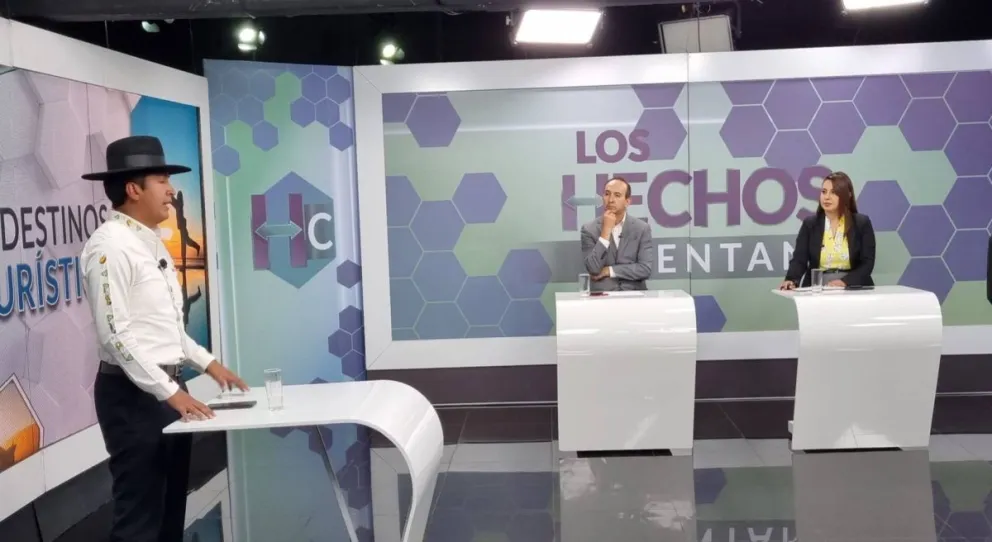 El viceministro de Turismo, Hiver Flores durante la entrevista con el canal estatal. Foto: BoliviaTV