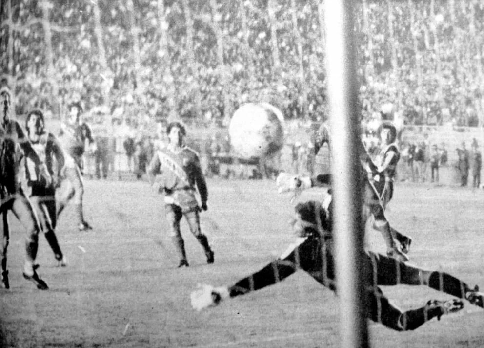 El gol que Sergio Luna (der.) le hizo al Emelec ecuatoriano en la Copa de 1990. Foto: Colección Julio Mamani.