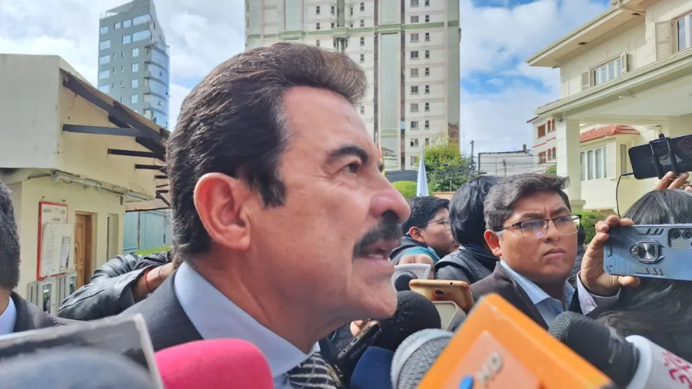 Reyes Villa, antes de ingresar al encuentro convocado por el TSE. Foto: Mirna Echave / Visión 360 