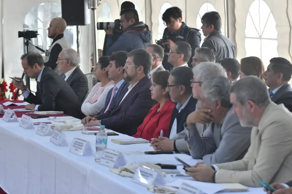 Doria Medina y otros líderes políticos en el encuentro del TSE. Foto: APG
