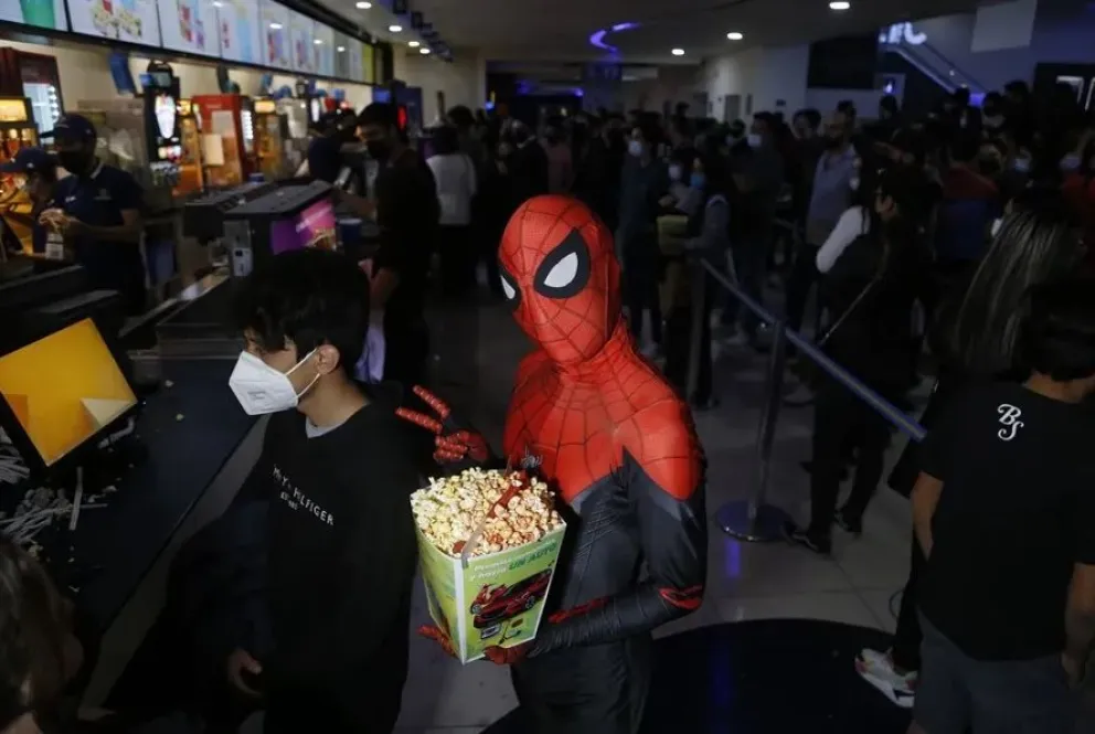 Una persona disfrazada de Spiderman acude al cine en una imagen de archivo. Foto: EFE