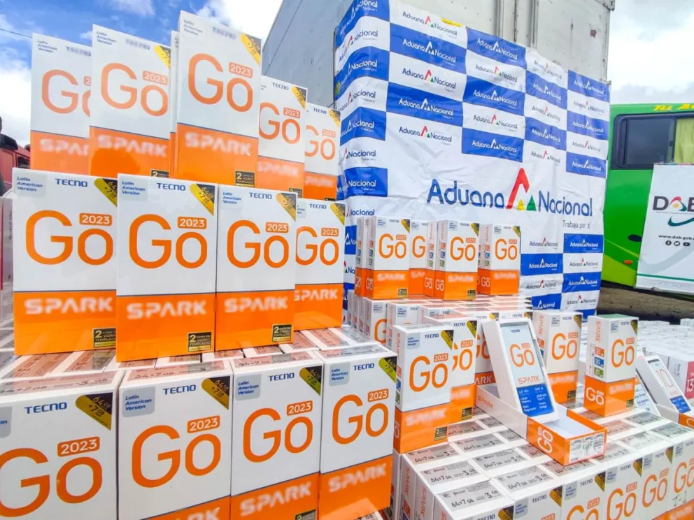 Celulares y otros equipos de contrabando incautados por la Aduana. foto: ABI