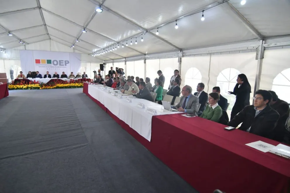 Los asistentes a la reunión del TSE, este lunes. Foto: APG 