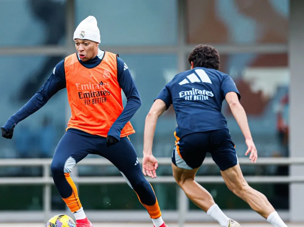 Mbappé (izq.), del Real Madrid, durante un entrenamiento. Foto: Real Madrid.