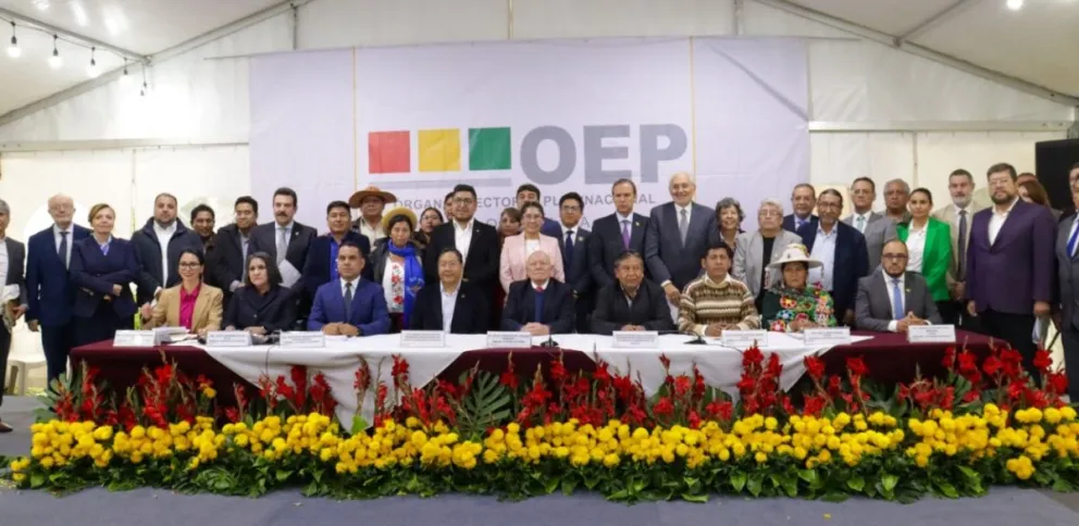 El presidente Luis Arce y el presidente del TSE, Oscar Hassenteufel, junto a otras autoridades y jefes de partido en el Tercer Encuentro Multipartidario e Interinstitucional por la Democracia. Foto: Cámara de Diputados