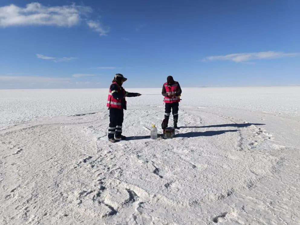Dos técnicos realizan trabajos en el salar, en Potosí.    FOTO: YLB