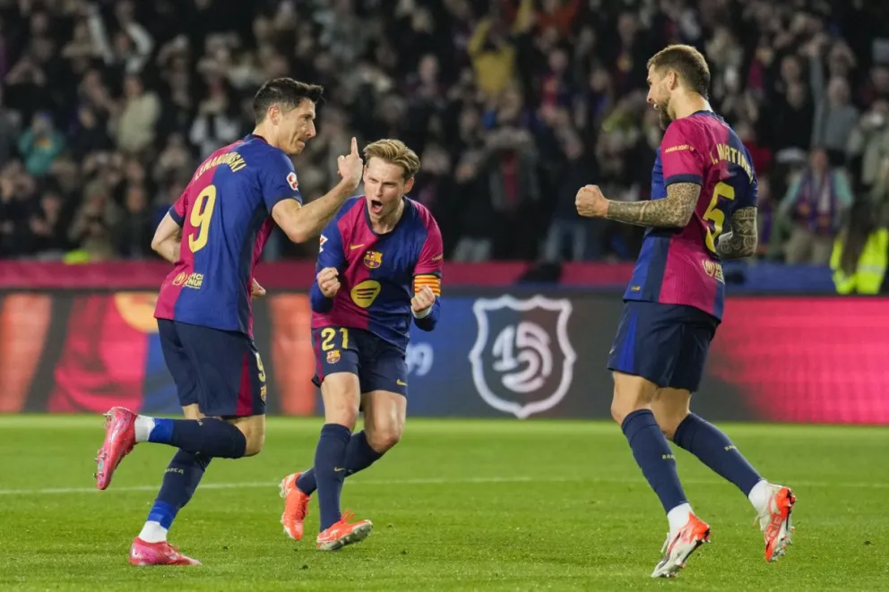 El delantero del Barcelona Robert Lewandowski (i) celebra con Frenkie de Jong (c) e Íñigo Martínez tras marcar ante el Rayo. Foto: EFE