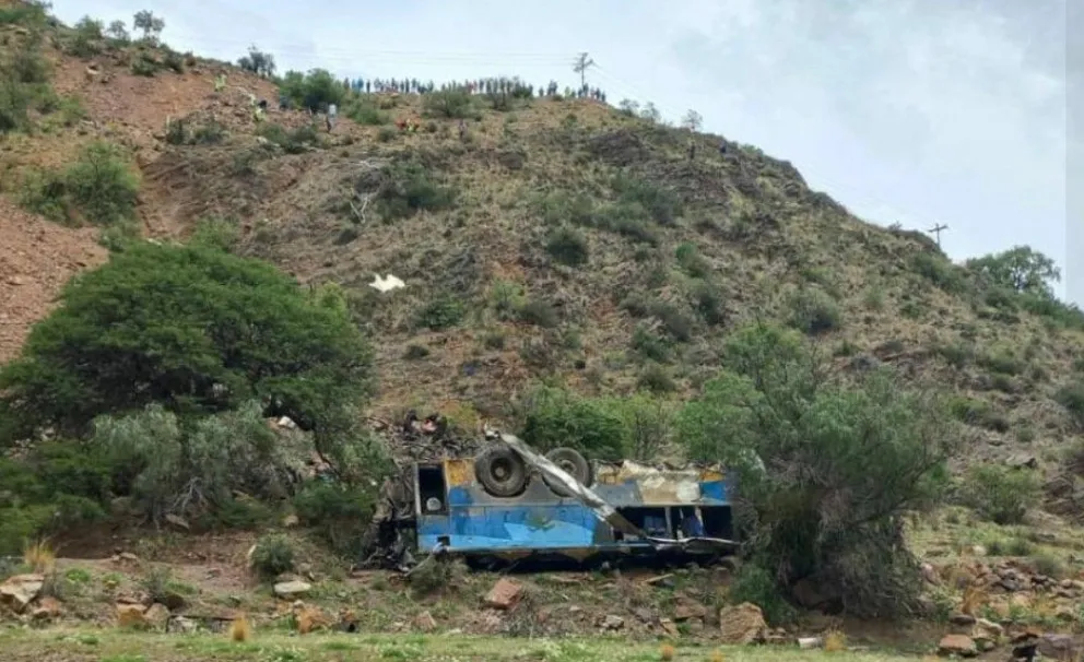 El lugar donde se registró el embarrancamiento del bus fue en la localidad de Bajo Yocalla, en Potosí. Foto: Policía Boliviano