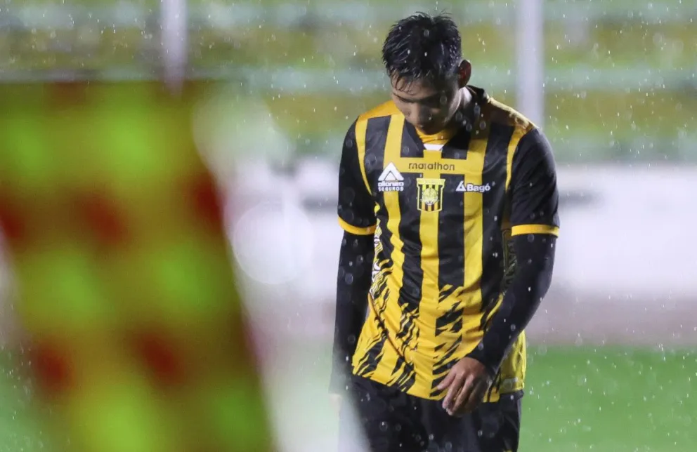 Jeyson Chura tuvo minutos en el partido del viernes con FC Universitario. Foto: Agencia Marka Registrada. 