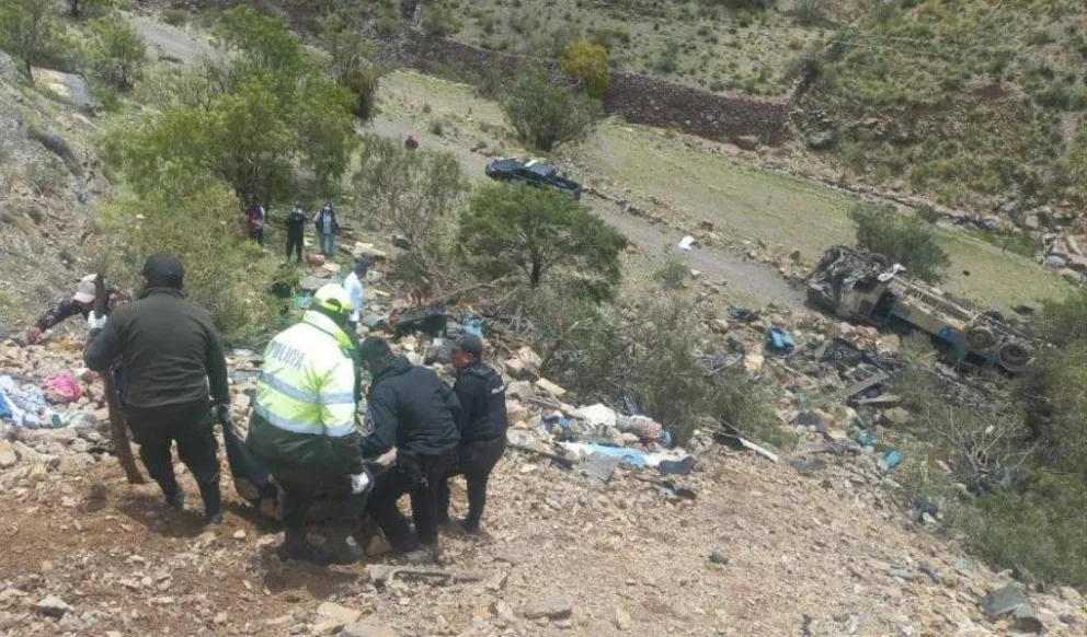 Policías realizan las tareas de rescate de las víctimas del bus San José que se embarrancó en Yocalla. Foto: Policía Boliviana