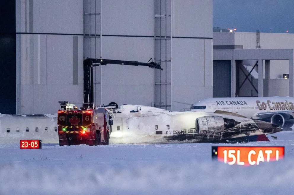 Los equipos de emergencia se reúnen en el lugar del accidente donde un avión de Delta Air Lines se volcó mientras aterrizaba en el Aeropuerto Internacional Toronto Pearson en Mississauga, Canadá, el 17 de febrero de 2025. Foto: EFE