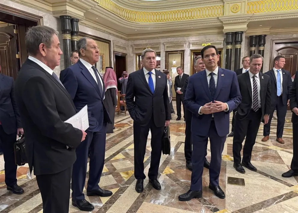 El ministro de Relaciones Exteriores de Rusia, Serguéi Lavrov, el secretario de Estado de EEUU, Marco Rubio y otros funcionarios, este martes en Riad. Foto: EFE