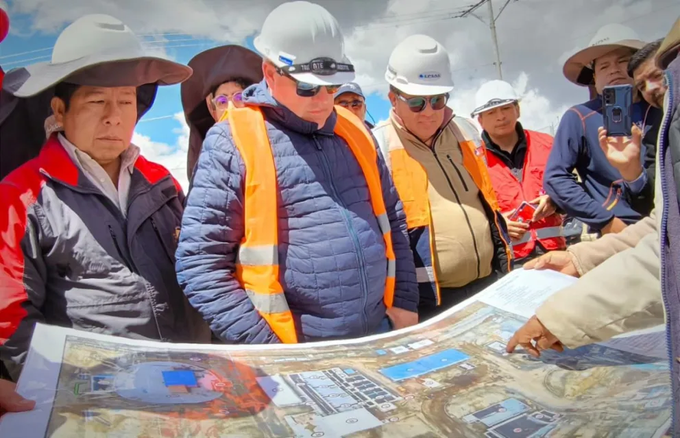 Personal de la empresa pública durante un trabajo en las represas. Foto: Epsas