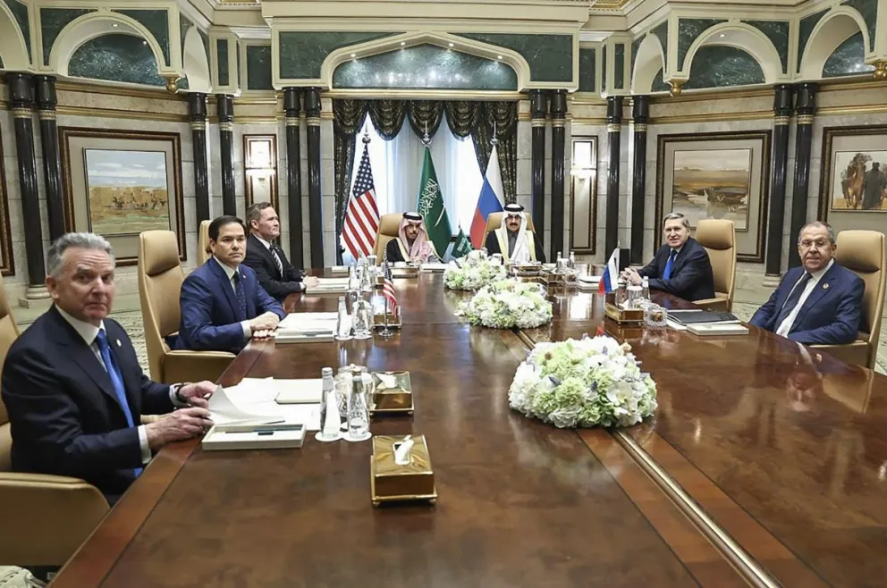 Los jefes de la diplomacia de EEUU y Rusia en la mesa de negociación instalada en Riad. Foto: EFE