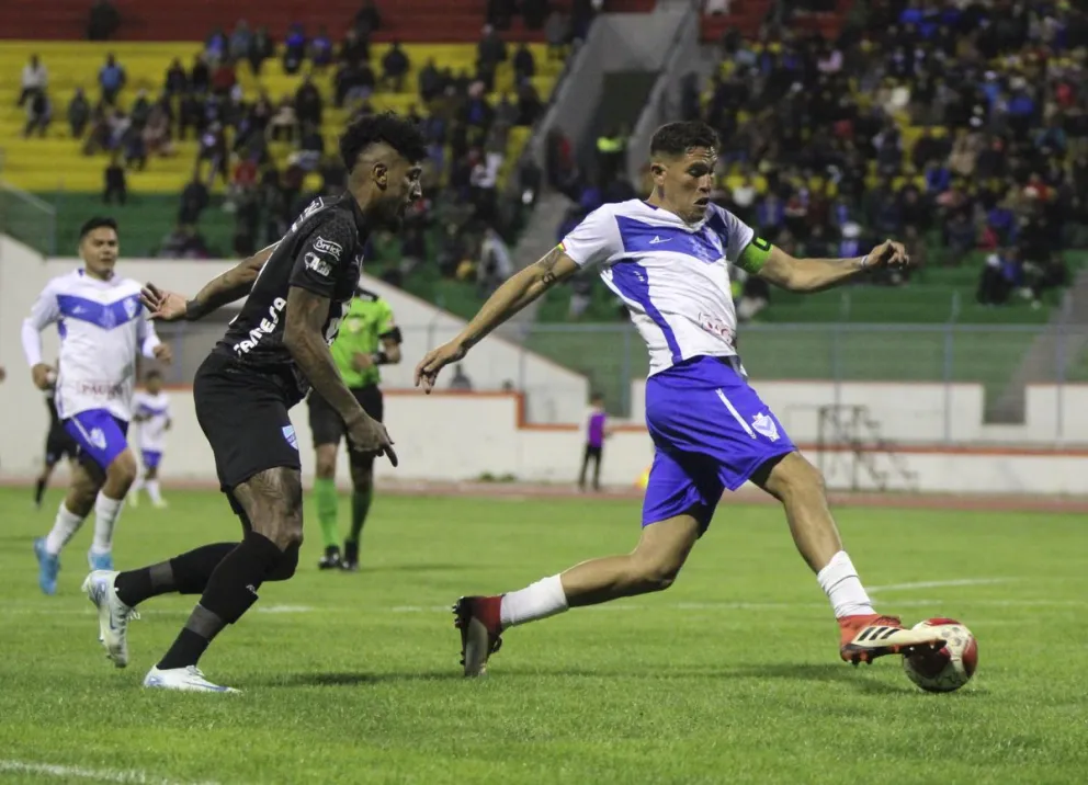 Una incidencia del partido que protagonizaron GV San José y Bolívar en Oruro. Foto: APG