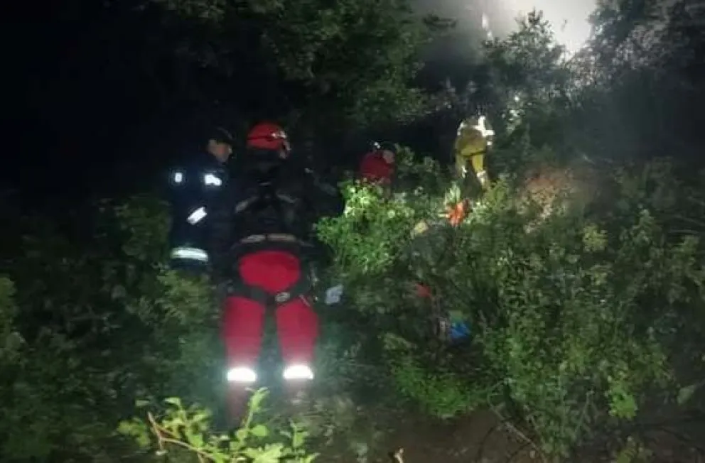 Bomberos rescatan los restos de conductor. Foto: ABI / Bolivia Tv