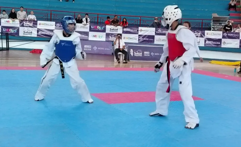 Dos atletas en pleno combate. Foto: Federación Boliviana de Taekwondo.