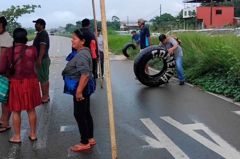 Pobladores en el bloqueo de la carretera, este martes en Yapacaní. Foto: Red Uno