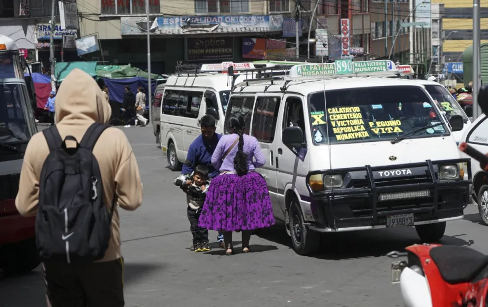 Minibuses del transporte público en La Paz. Foto: APG