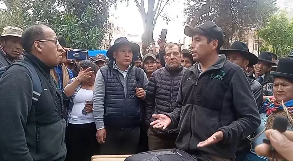 El presidente del Concejo Municipal, Efraín Mamani, escucha la explicación del concejal Senovio Villca. Foto: Radio Fe y Esperanzan.