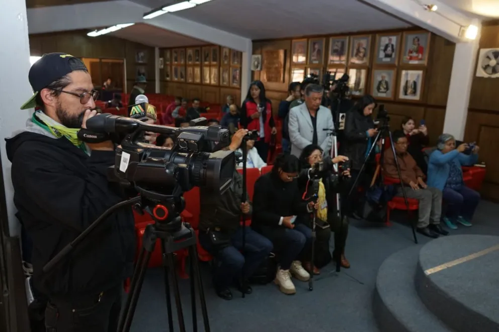 Trabajadores de la prensa en una cobertura en la Asociación de Periodistas de La Paz. Foto: APG