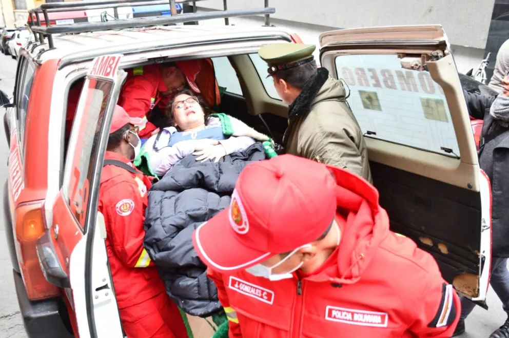 La diputada Torres al momento de ser transferida a un centro de salud. Fotos: APG