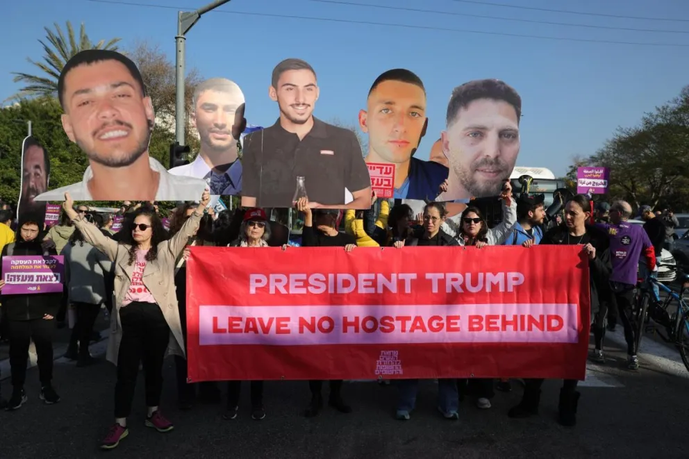 Familiares de rehenes retenidos por Hamas en Gaza y sus simpatizantes durante una protesta en Tel Aviv, el 17 de febrero. Foto: EFE