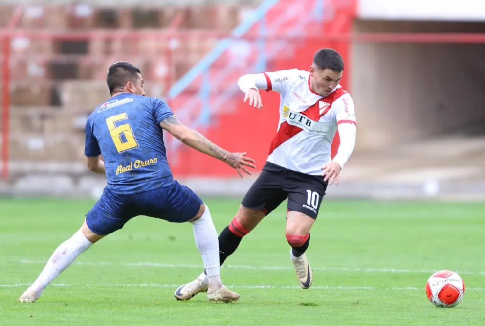 Sobrero (de blanco), de Always, trata de superar la marca de Thomas. Foto: Agencia Marka Registrada.