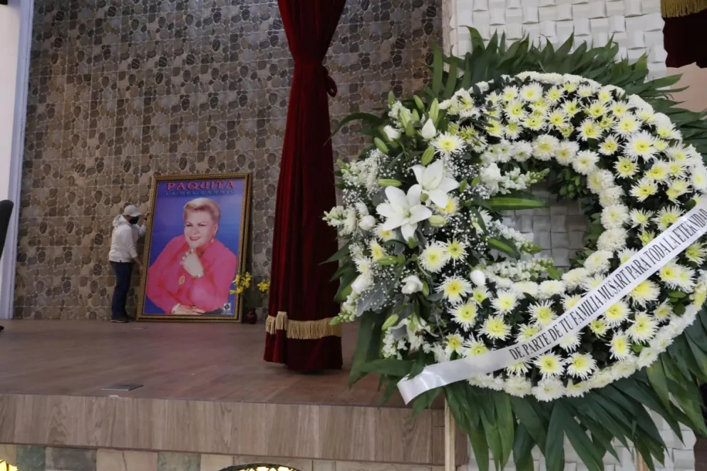 Un hombre sostiene un cuadro durante los preparativos para un homenaje póstumo a la cantante mexicana Paquita la del Barrio este martes, en Ciudad de México (México). Foto: EFE