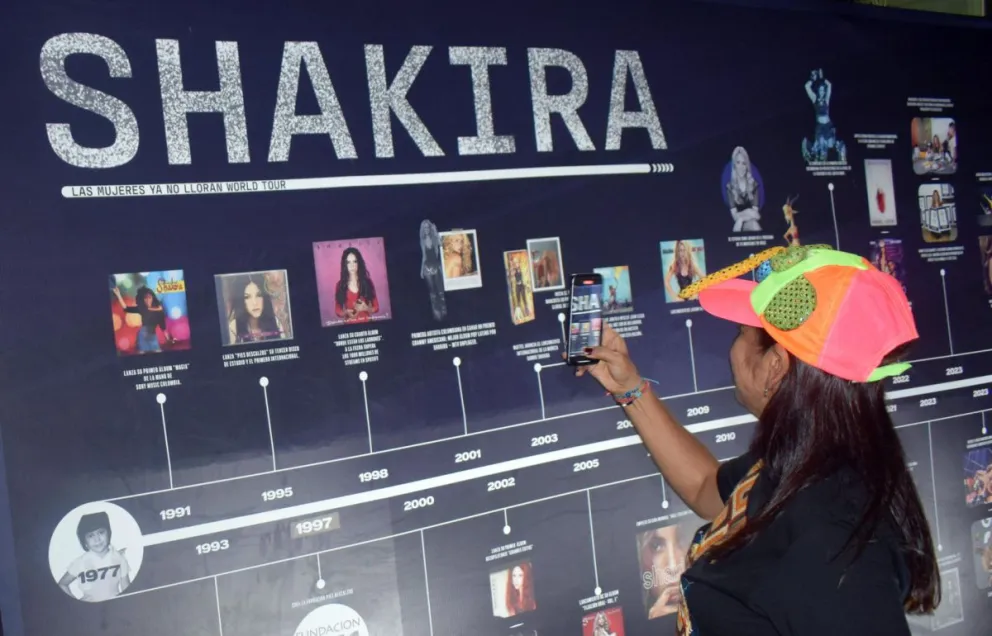 Una seguidora de Shakira en un recorrido inmersivo por la carrera de la cantante durante el Shakiverso en el Gran Malecón del Río. Foto: EFE