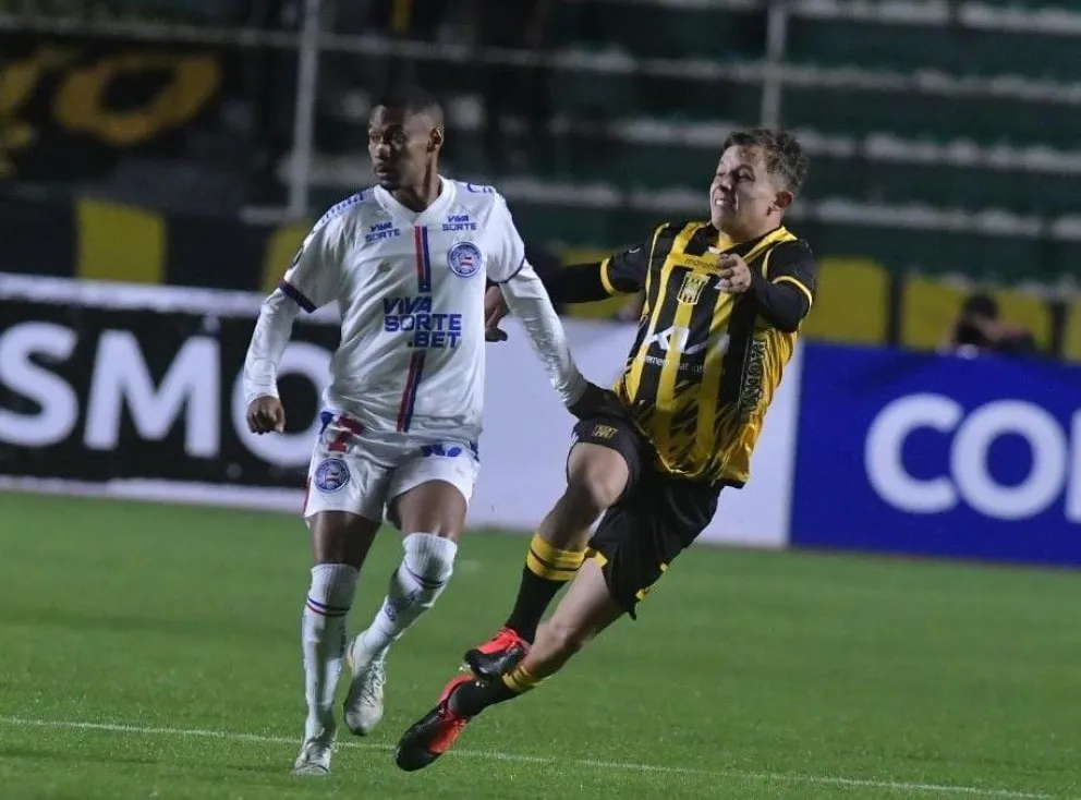 Incidencia del primer tiempo del partido entre The Strongest y Bahía. Al fondo se observa la parte baja de la sur sin público. Foto: APG