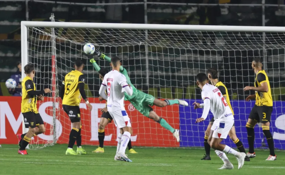 Banegas saca el remate al tiro de esquina ante remate de Gilberto. Foto: Agencia Marka Registrada