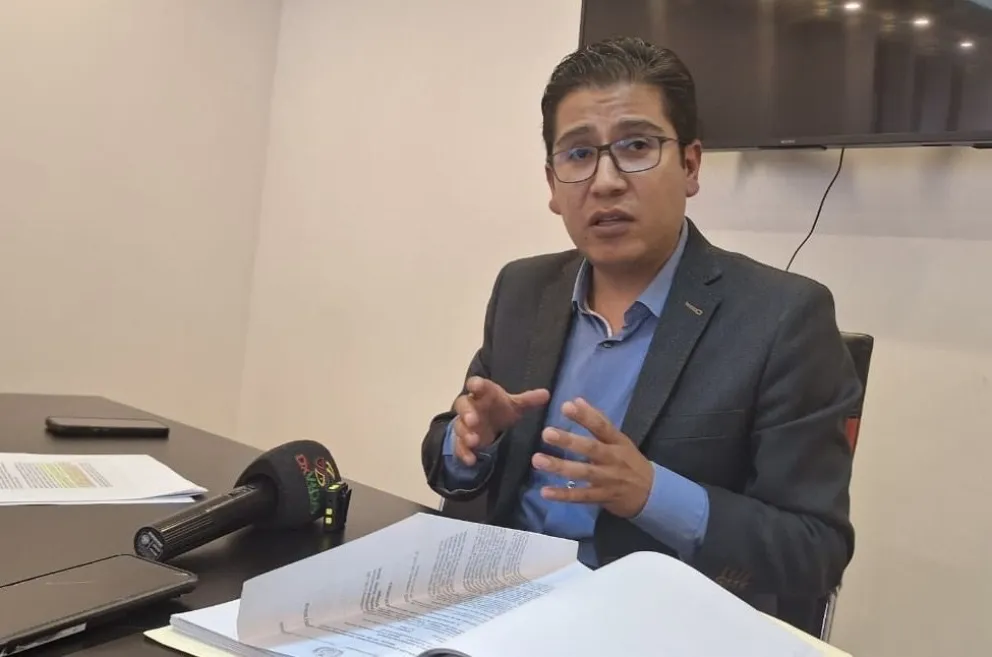 El abogado Armando Magne explica la resolución del TCP de Sucre. Foto: Jorge Asturizaga.