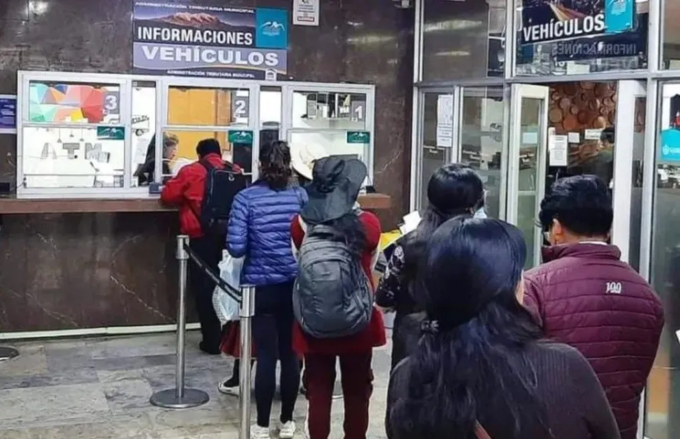 Ciudadanos hacen fila para pagar sus impuestos en oficinas de la Alcaldía de La Paz. Foto: GAMLP