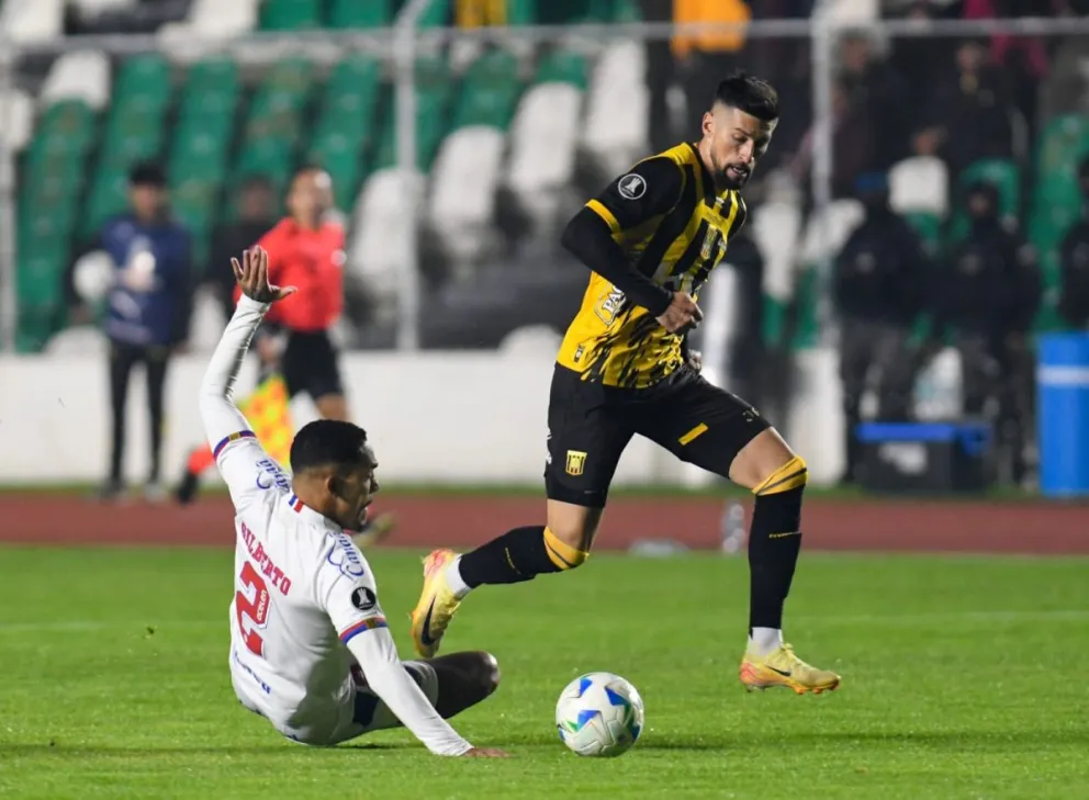 Amoroso, una de las figuras del Tigre, deja en el camino a un defensor rival. Foto. Agencia Marka Registrada